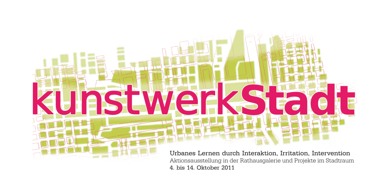 Logo der Aktionsausstellung "kunstwerkStadt". Über einer grün gefärbten Katasterkarte steht in magentafarbener Schrift der Titel der Ausstellung. Darunter noch der Untertitel: "Urbanes Lernen durch Interaktion, Irritation, Intervention. Aktionsausstellung in der Rathausgalerie und Projekte im Stadtraum 4. bis 14. Oktober 2011"