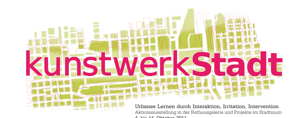 Logo der Aktionsausstellung "kunstwerkStadt". Über einer grün gefärbten Katasterkarte steht in magentafarbener Schrift der Titel der Ausstellung. Darunter noch der Untertitel: "Urbanes Lernen durch Interaktion, Irritation, Intervention. Aktionsausstellung in der Rathausgalerie und Projekte im Stadtraum 4. bis 14. Oktober 2011"