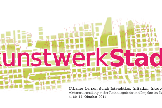 Logo der Aktionsausstellung "kunstwerkStadt". Über einer grün gefärbten Katasterkarte steht in magentafarbener Schrift der Titel der Ausstellung. Darunter noch der Untertitel: "Urbanes Lernen durch Interaktion, Irritation, Intervention. Aktionsausstellung in der Rathausgalerie und Projekte im Stadtraum 4. bis 14. Oktober 2011"