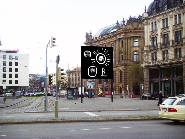 Frontale Ansicht des Billboards am Lenbachplatz in Richtung Innenstadt fotografiert. Im Vordergrund fährt ein Taxi vorbei. Auf dem Billboard auf der Mitte des Platzes zu sehen ist eine Arbeit des Künstlers Martin Fengel. Das Motiv zeigt auf schwarzem Hintergrund vier Objekte. Ein weißes unterstrichenes "R" in Großbuchstaben. Ein weißer Kreis mit einem grauen Bild von zwei Kartoffeln. Ein weißer Kreis mit seitlich ausgehenden Strahlen, in dessen Mitte ein Schwarz-Weiß-Porträt des Grafen Rumfords sitzt. Ein zweiter Kringel mit einem Schwarz-Weiß-Porträt eines Mannes im Profil.