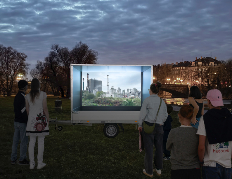 Abendstimmung an der Isar, Menschen betrachten einen Film auf einer mobilen Videoplattform.